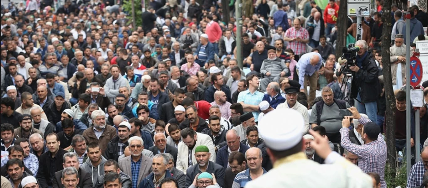 Βίντεο-σοκ: Γερμανίδα δακρύζει αποσβολωμένη ενώ βλέπει εκατοντάδες μουσουλμάνους στο δρόμο